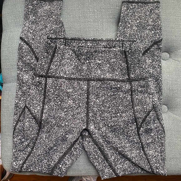 *RARE* Lululemon In Movement Tight 25" *Everlux - Picture 4 of 10